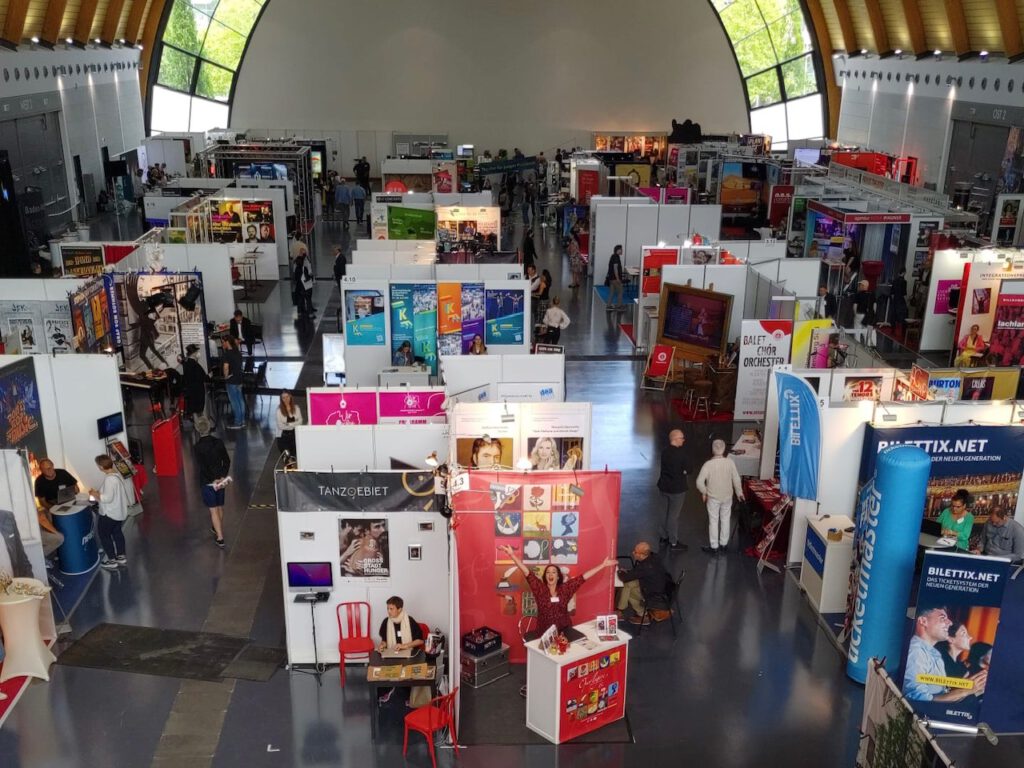 Blick über die Stände in der Messehalle