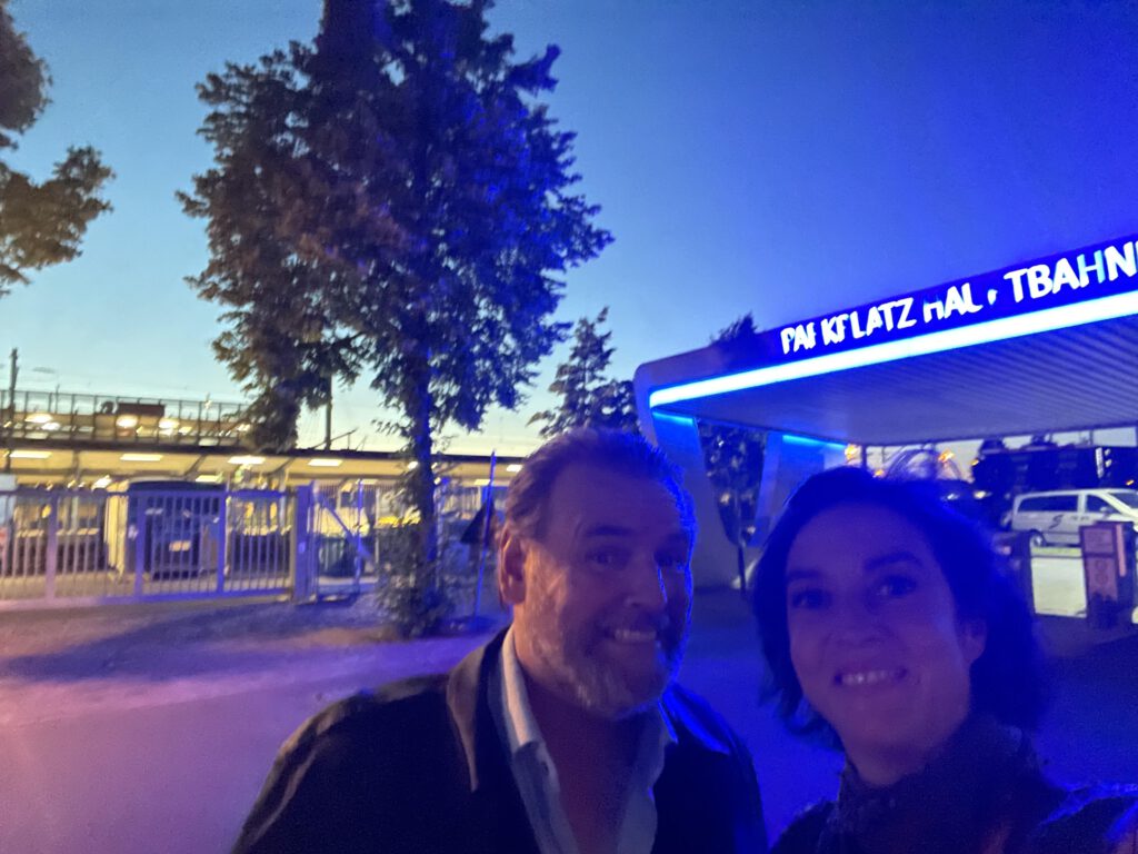 Paar steht im am Bahnhofsparkplatz im Spätabendlich