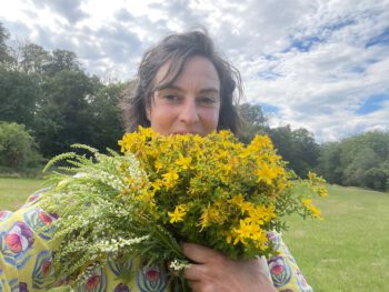 Frau mit Wildblumenstrauß