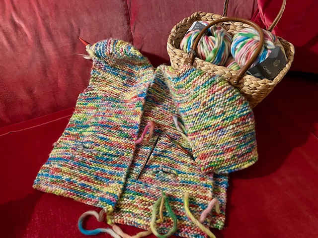 Bunte Strickjacke in Arbeit 